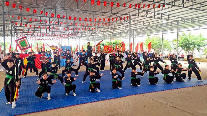 Tiết mục trình diễn võ thuật cổ truyền tạo không khí sôi nổi cho đại hội.