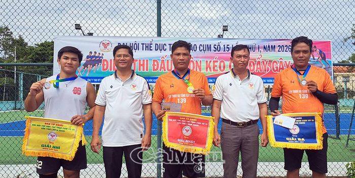 Ban tổ chức đại hội trao giải cho các vận động viên có thành tích xuất sắc ở môn đẩy gậy.