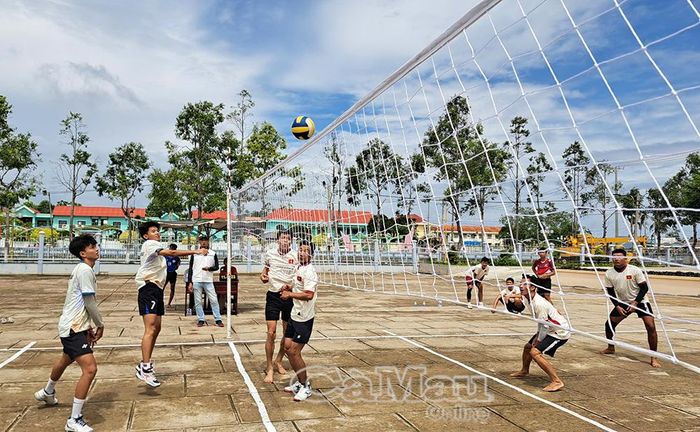 Các vận động viên thi đấu môn bóng chuyền.