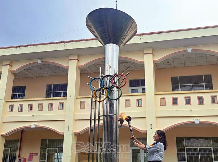 Đồng chí Trần Phương Quyên, Phó Bí thư Thường trực Đảng ủy xã Phước Long thực hiện nghi thức thắp đuốc đại hội.