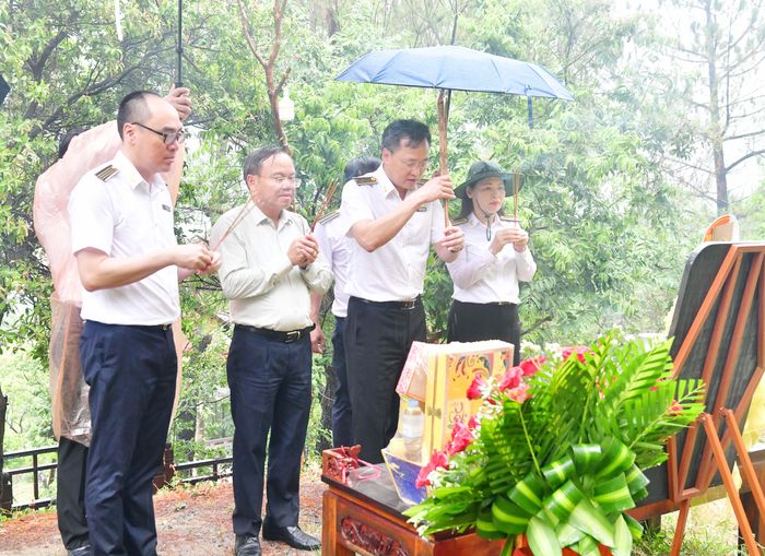 Trước anh linh Đại tướng Võ Nguyên Giáp, Lãnh đạo KTNN cùng toàn thể cán bộ, công chức trong Đoàn nguyện đoàn kết, nỗ lực khắc phục khó khăn, hoàn thành xuất sắc nhiệm vụ được giao, đáp ứng yêu cầu nhiệm vụ trong tình hình mới. Ảnh: N.Lộc