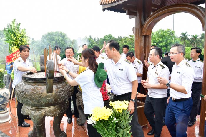 Đoàn công tác thắp hương tri ân các Anh hùng liệt sỹ tại Thành cổ Quảng Trị. Ảnh: N. Lộc