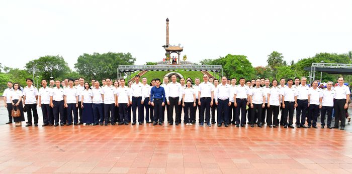Đoàn công tác chụp ảnh lưu niệm tại Thành cổ Quảng Trị. Ảnh: N. Lộc