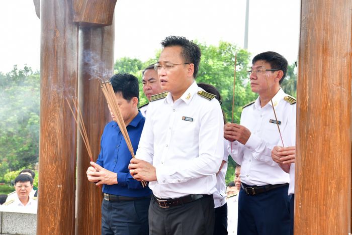 Tổng Kiểm toán nhà nước Nguyễn Hữu Nghĩa và Đoàn công tác thắp hương tri ân các Anh hùng liệt sỹ tại Thành cổ Quảng Trị. Ảnh: N. Lộc