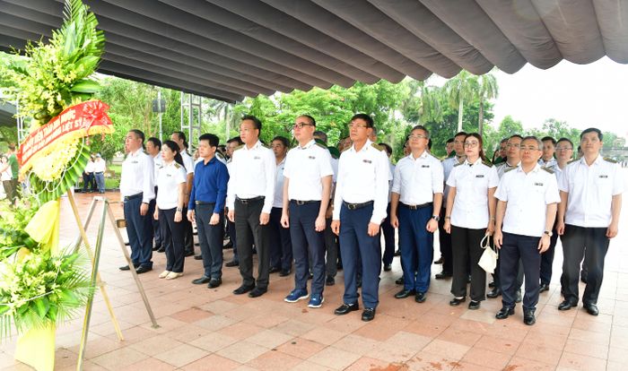 Tổng Kiểm toán nhà nước Nguyễn Hữu Nghĩa và Đoàn công tác dâng hoa, dâng hương tại Nghĩa trang liệt sỹ Trường Sơn. Ảnh: N. Lộc