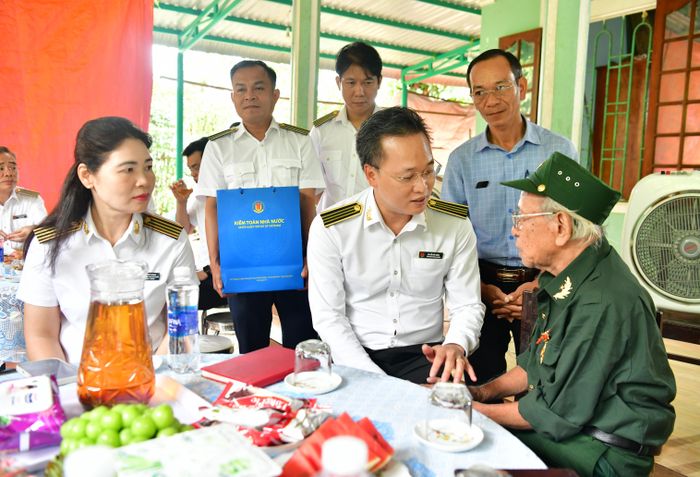Tổng Kiểm toán nhà nước Nguyễn Hữu Nghĩa cùng Đoàn công tác ân cần thăm hỏi, động viên Mẹ Đào Thị Vui và thương binh Phạm Sắt. Ảnh: N. Lộc