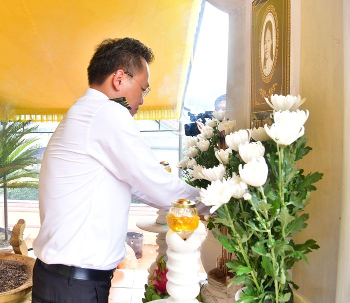 Tổng Kiểm toán nhà nước Nguyễn Hữu Nghĩa dâng hương tại Bia tưởng niệm Anh hùng liệt sỹ Lê Thị Tuyết, xã Vĩnh Định, tỉnh Quảng Trị. Ảnh: N.Lộc