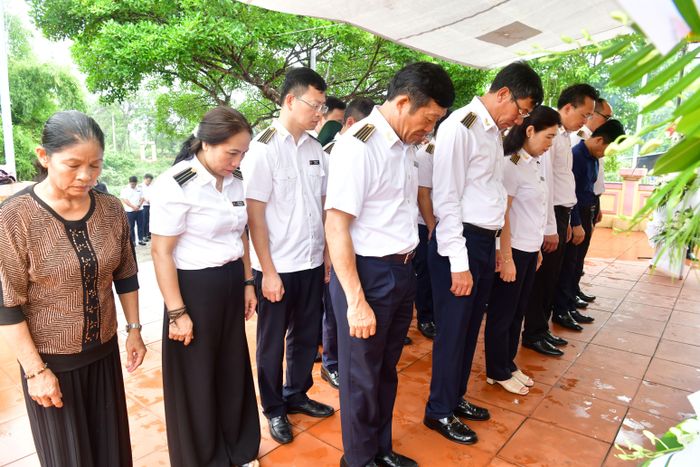 Đoàn công tác của KTNN kính cẩn nghiêng mình, dành phút mặc niệm tưởng nhớ công lao của nữ liệt sỹ, Anh hùng Lực lượng vũ trang Nhân dân Lê Thị Tuyết