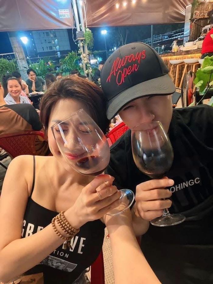 Pha Lê viết: "Tuệ là tội phạm, không sai, và Tuệ đang phải trả giá cho việc làm sai trái đó rồi, mọi người không cần phải chỉ trích thêm. Chẳng cần tới sự phán xét của ai cả thì Tuệ cũng đang bị pháp luật trừng trị rồi".