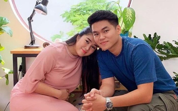 Điều khiến nhiều người yêu mến là cách Trung Kiên luôn yêu thương, chăm sóc con trai riêng của vợ như con ruột.