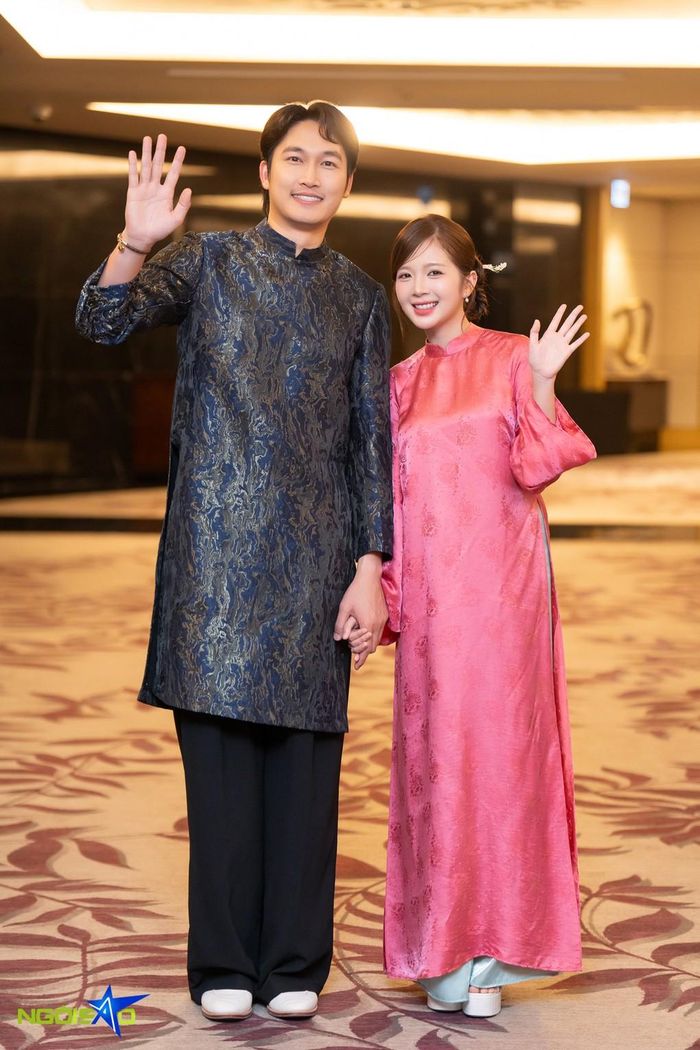 Đình Tú cho biết anh và bà xã Ngọc Huyền vào vai yêu nhau trong phim mới. Đây là kỷ niệm đẹp của hai vợ chồng khi mỗi ngày đều đồng hành ở đoàn làm phim, thể hiện một chuyện tình lãng mạn, nhẹ nhàng. Ảnh: Ngôi Sao