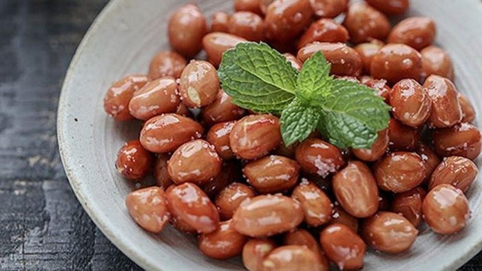Đối với người đang trong quá trình giảm cân hoặc kiểm soát cân nặng, việc ăn lạc cần được tính toán kỹ lưỡng. Ảnh minh họa.