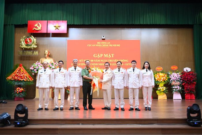 Cục An ninh chính trị nội bộ trao bó hoa tươi thắm tặng đồng chí Thứ trưởng Phạm Thế Tùng