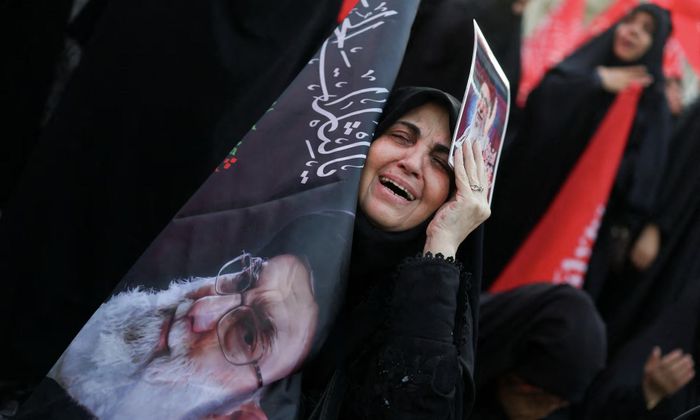 Người dân than khóc tiễn đưa cố lãnh tụ Tối cao Iran - Ayatollah Ali Khamenei - Ảnh: Reuters