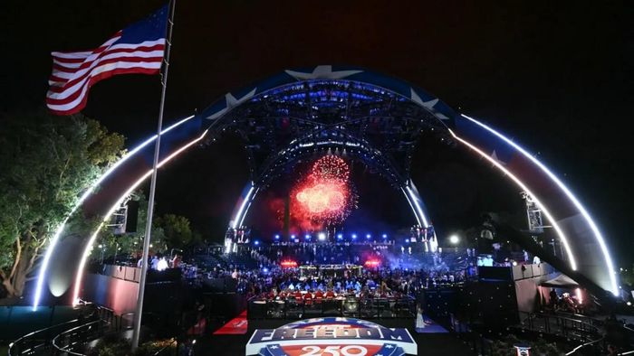 Màn bắn pháo hoa trong trận đấu UFC Freedom250 trên bãi cỏ phía Nam của Nhà Trắng ở Washington, DC, Hoa Kỳ, vào sáng sớm thứ Hai 15/6. Ảnh: Getty.
