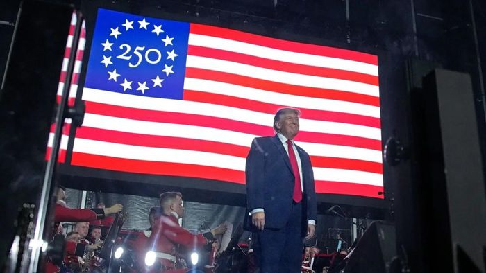 Tổng thống Mỹ Donald Trump đến phát biểu trong một cuộc mít tinh khai mạc hội chợ quy mô toàn quốc quy tụ các bang và vùng lãnh thổ Mỹ, diễn ra tại National Mall ở Washington, DC. Ảnh: Getty.