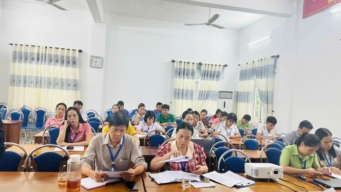 Các đảng viên tập trung thảo luận, đóng góp ý kiến về các giải pháp nâng cao hiệu quả cải cách hành chính và trách nhiệm trong thực thi nhiệm vụ.