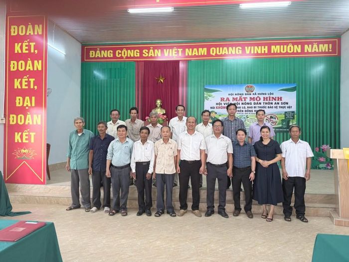 Lễ ra mắt mô hình Chi hội Nông dân thôn An Sơn “Nói không với chai lọ, bao bì thuốc bảo vệ thực vật đã qua sử dụng trên đồng ruộng”