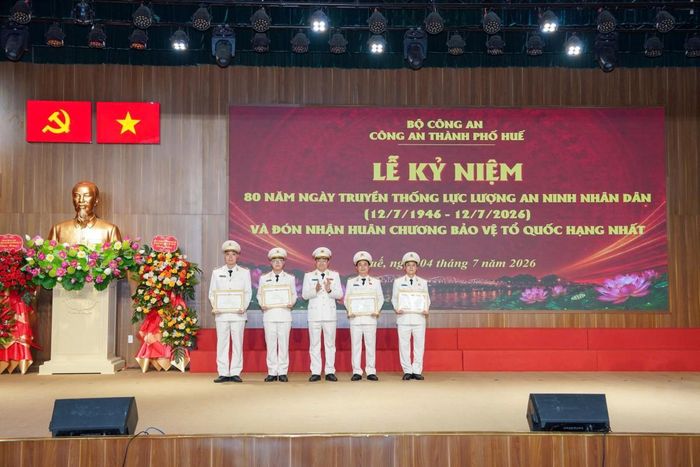  Thừa ủy quyền của đồng chí Bộ trưởng, đồng chí Thiếu tướng Nguyễn Thanh Tuấn, Giám đốc Công an thành phố Huế tặng Bằng khen cho các tập thể, cá nhân có thành tích xuất sắc. 