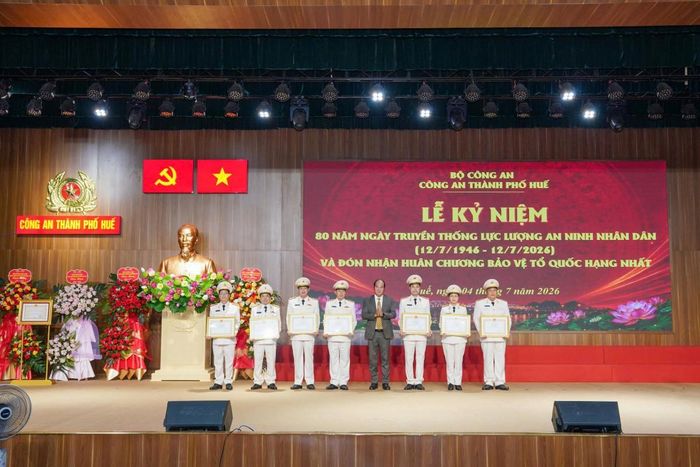 Đồng chí Nguyễn Văn Mạnh, Phó Chủ tịch UBND thành phố tặng bằng khen cho 07 tập thể thuộc Công an thành phố Huế