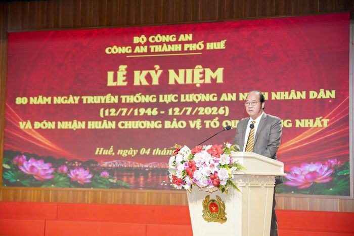Đồng chí Nguyễn Văn Mạnh, Phó Chủ tịch UBND thành phố Huế ghi nhận và biểu dương những thành tích, chiến công xuất sắc của các thế hệ lực lượng An ninh Công an Tp.Huế