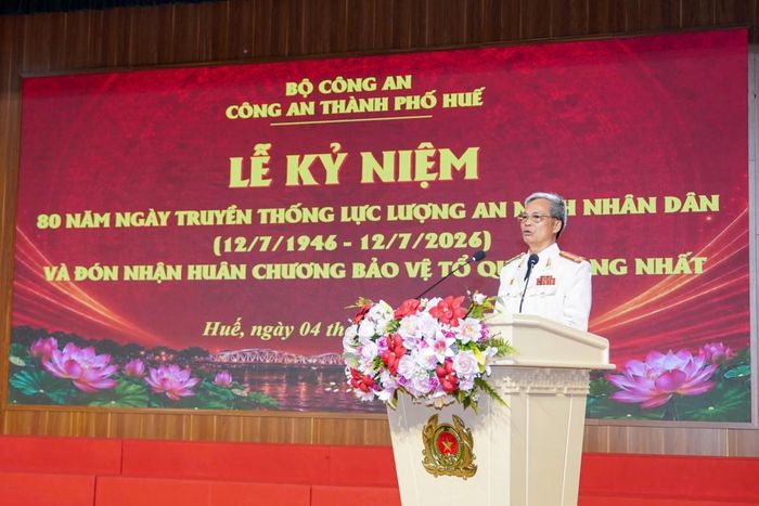 Đồng chí Đại tá Dương Chính Quy, nguyên Phó Giám đốc Công an tỉnh Thừa Thiên Huế (nay là Công an thành phố Huế) đại diện nguyên lãnh đạo Công an thành phố Huế qua các thời kỳ phát biểu tại buổi Lễ kỷ niệm.