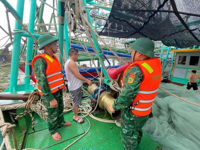 Hướng dẫn và kêu gọi ngư dân, các chủ phương tiện tàu về leo đậu trú ẩn an toàn