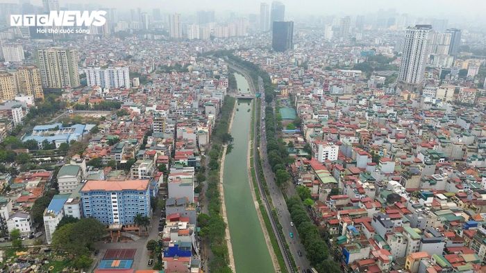 Sông Tô Lịch dài khoảng 14km, chảy qua nhiều phường nội đô. Đây cũng là dòng sông đang được Hà Nội triển khai nhiều giải pháp nhằm cải thiện chất lượng môi trường và từng bước hồi sinh cảnh quan. (Ảnh PV Báo Điện tử VTC News chụp tháng 6/2026)