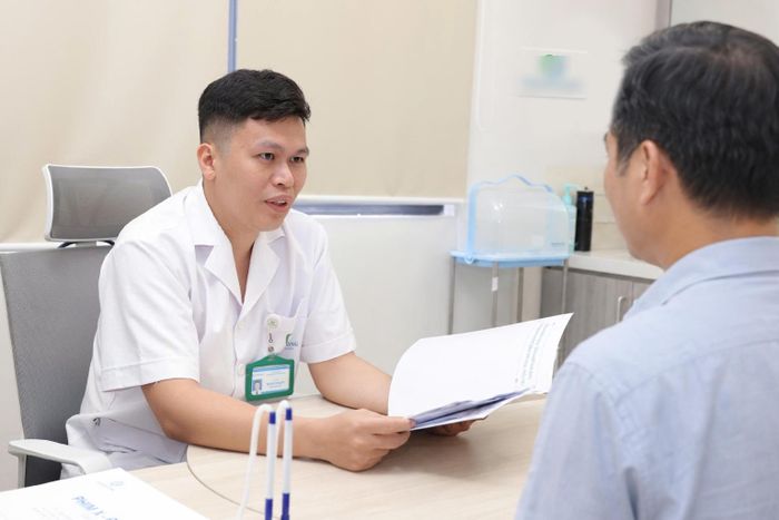 BS.CKI Ninh Công Vi thăm khám cho người bệnh.