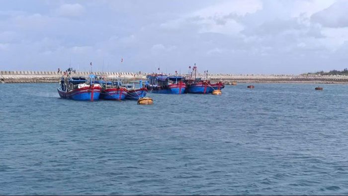 136 phương tiện hoạt động trên vùng biển vào tránh trú tại âu cảng Bạch Long Vĩ an toàn, không còn phương tiện tàu cá hoạt động trên biển.
