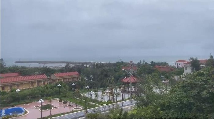 Sáng 4/7, đặc khu Bạch Long Vĩ đã có gió Tây Bắc cấp 7, cấp 8, giật cấp 9, trời mưa nhỏ, mưa vừa.