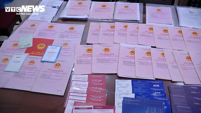 Loạt sổ đỏ bị thu giữ trong vụ Mr Pips.