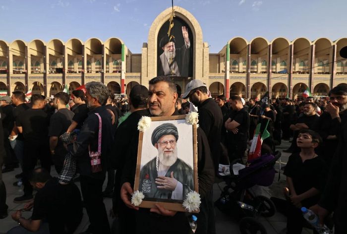 Người dân Iran bày tỏ lòng kính trọng cuối cùng đối với ông Khamenei. (Ảnh: Getty)