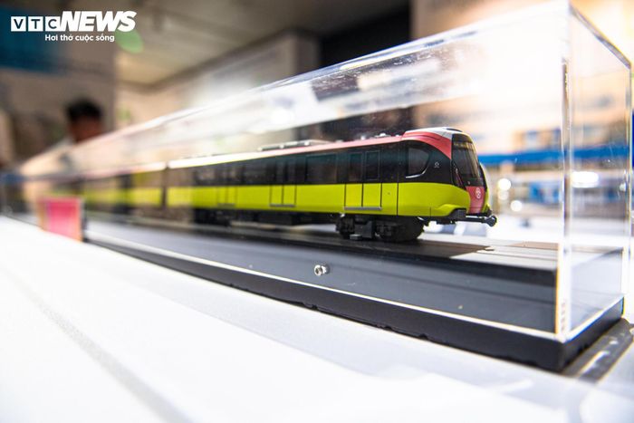 Các mô hình tàu metro cùng sơ đồ mạng lưới đường sắt đô thị được trưng bày giúp khách tham quan hình dung rõ hơn hệ thống giao thông công cộng của Hà Nội trong tương lai.