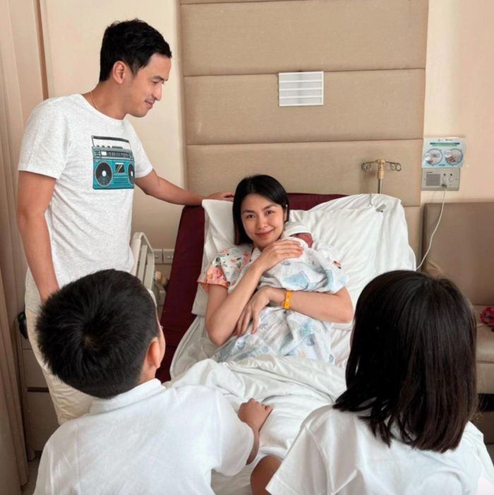 Trong 14 năm hôn nhân, cô và ông xã lần lượt sinh được 3 con “đủ nếp đủ tẻ”. Người đẹp hầu như không để lộ gương mặt các con nhằm giữ sự riêng tư cho gia đình.