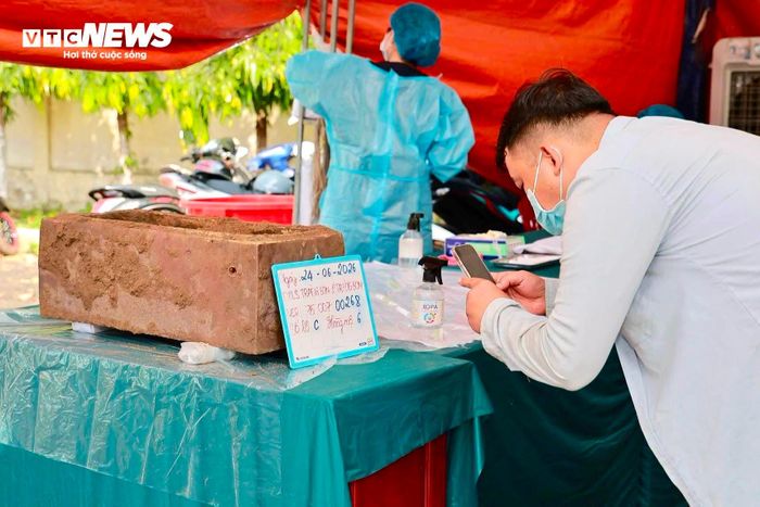 Mỗi mẫu vật sau khi thu thập đều được đánh số, ghi chép và chụp ảnh đầy đủ để phục vụ công tác giám định, đối chiếu sau này.