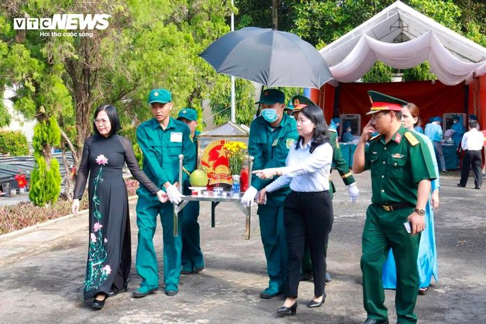 Trong quá trình khai quật, lực lượng làm nhiệm vụ còn phát hiện nhiều di vật đặc biệt của một liệt sĩ chưa xác định danh tính.