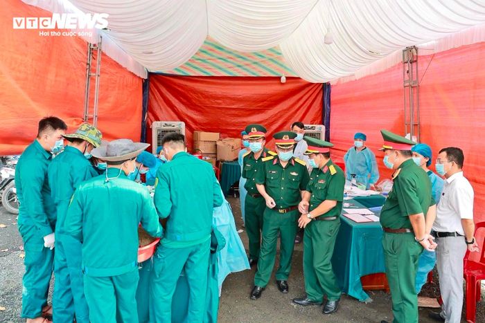 Lãnh đạo Bộ Chỉ huy Quân sự TP Đồng Nai trực tiếp kiểm tra tiến độ lấy mẫu ADN tại hiện trường.