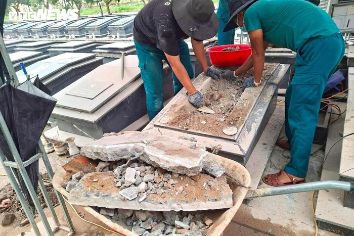 Những lớp bê tông được tháo bỏ thủ công. Mỗi thao tác đều được thực hiện cẩn trọng để bảo đảm nguyên trạng phần mộ. Sau khi mở nắp mộ, lực lượng chuyên trách tiếp tục bóc tách từng lớp đất, thu thập các mẫu còn đủ điều kiện phục vụ giám định ADN.