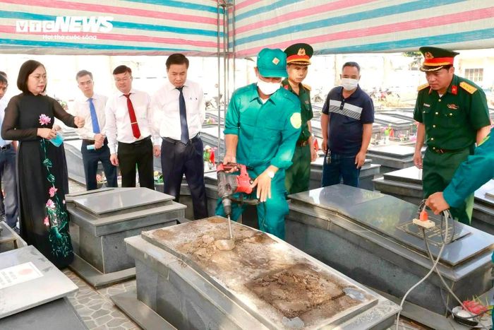  Các tổ công tác tiến hành mở từng phần mộ theo quy trình nghiêm ngặt trước khi lấy mẫu sinh phẩm phục vụ giám định ADN.
