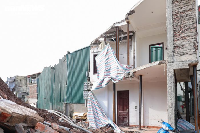 Việc giải phóng mặt bằng đã làm thay đổi đáng kể diện mạo dọc tuyến vành đai 2,5. Trong khi tuyến đường mới đang dần thành hình, bài toán xử lý các công trình “siêu mỏng, siêu méo” cũng đang rất cấp bách.