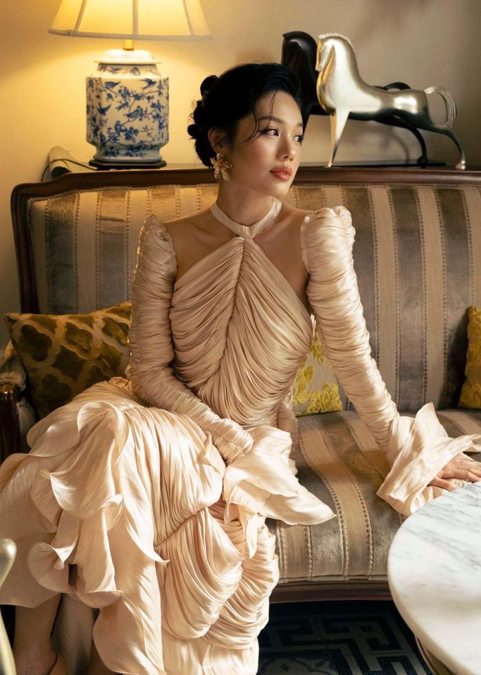 Trâm Anh từng góp mặt với vai phụ ở một số web-drama. Đến năm 2021, nữ diễn viên mới gây chú ý khi hóa thân thành nhân vật tiểu tam trong bộ phim truyền hình “Cây táo nở hoa”. 