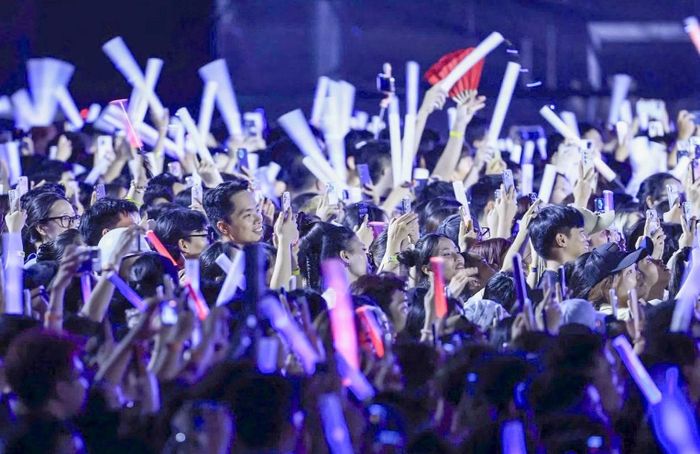 Khán giả cổ vũ trong chương trình “Concert Thanh Xuân”, tháng 6-2026. Ảnh: MINH NHẬT