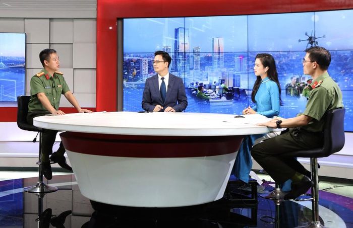 Các khách mời trao đổi tại Chương trình Hà Nội chuyển động “Công an Hà Nội tiên phong chuyển đổi số” do Cơ quan Báo và Phát thanh, Truyền hình Hà Nội tổ chức. Ảnh: THANH HẢI