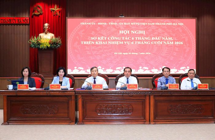 Bí thư Thành ủy Hà Nội Trần Đức Thắng và các đồng chí lãnh đạo thành phố Hà Nội chủ trì Hội nghị sơ kết công tác 6 tháng đầu năm, triển khai nhiệm vụ 6 tháng cuối năm 2026. Ảnh: QUANG THÁI