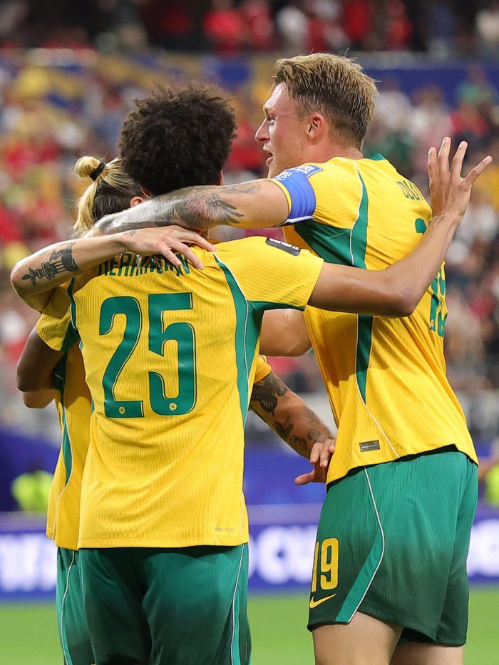 Australia cũng thành công đưa trận đấu tới loạt luân lưu. FIFA