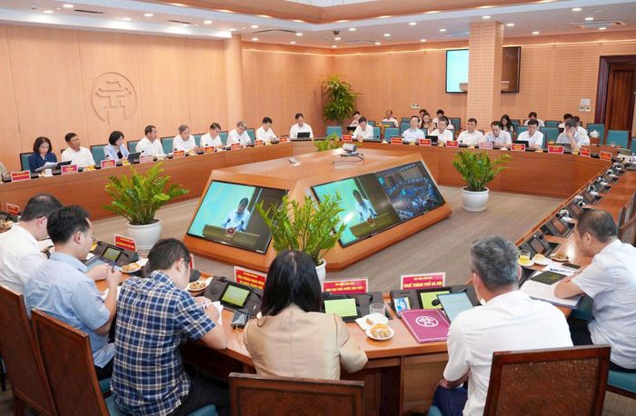 Các đồng chí lãnh đạo thành phố Hà Nội tham dự hội nghị tại điểm cầu trụ sở UBND thành phố Hà Nội. Ảnh: Đình Hiệp