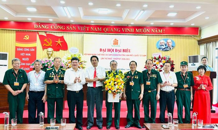 Lãnh đạo phường Văn Miếu - Quốc Tử Giám chúc mừng Ban Chấp hành khóa I của Hội Nạn nhân chất độc da cam/Dioxin phường. Ảnh: Quyên An.