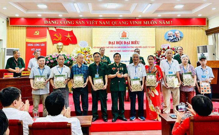 Tặng quà cho các hội viên của Hội Nạn nhân chất độc da cam/Dioxin phường Văn Miếu - Quốc Tử Giám. Ảnh: Quyên An.