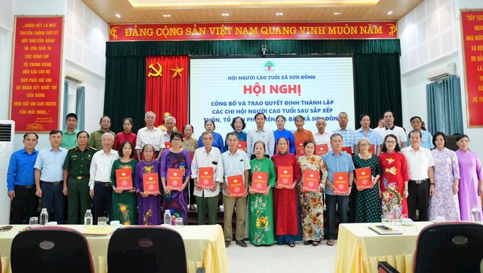 Lãnh đạo xã trao các quyết định và chúc mừng các tập thể, cá nhân được giao nhiệm vụ. Ảnh: NS
